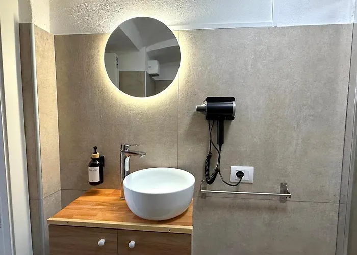 Centro Storico - Palazzo Manara - West * סנרמו